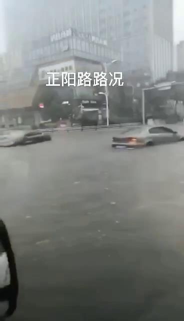 臺(tái)風(fēng)巴威造成青島城市內(nèi)澇，機(jī)動(dòng)車熄火